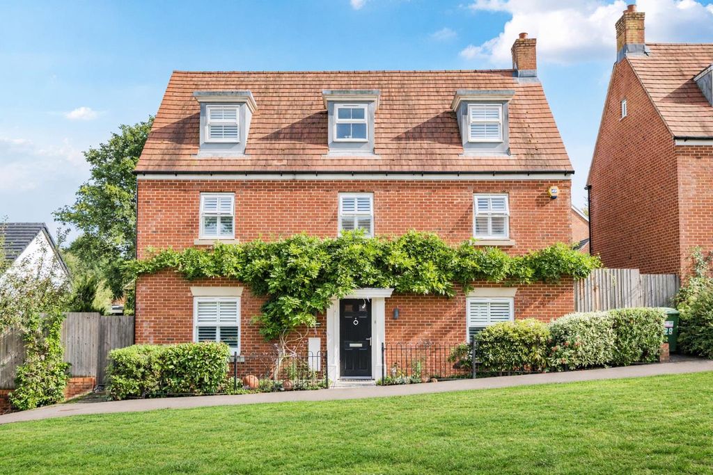 5 bed detached house for saleShearwater Road, Aspen Park HP3