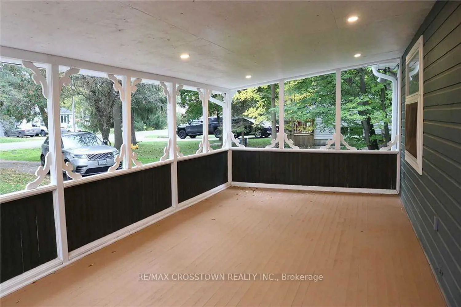 1056 Elm Road photo 2