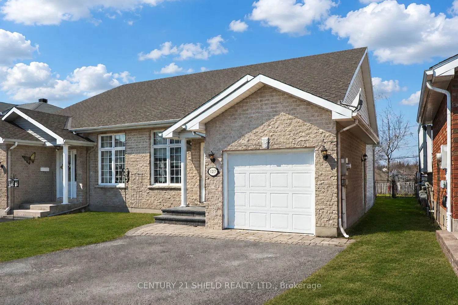 127 Hemlock Crescent photo 2