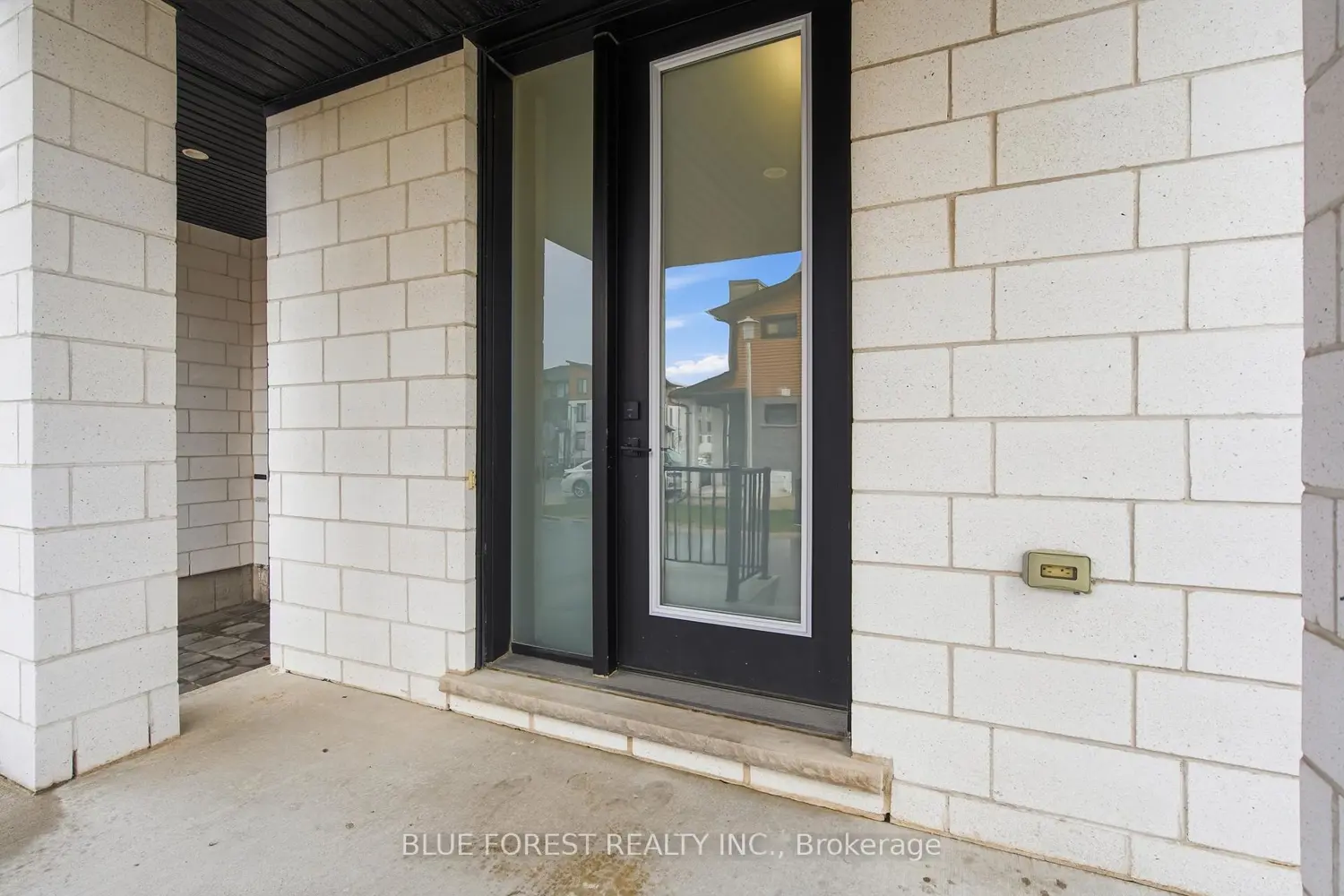 933 Sarnia Road photo 4