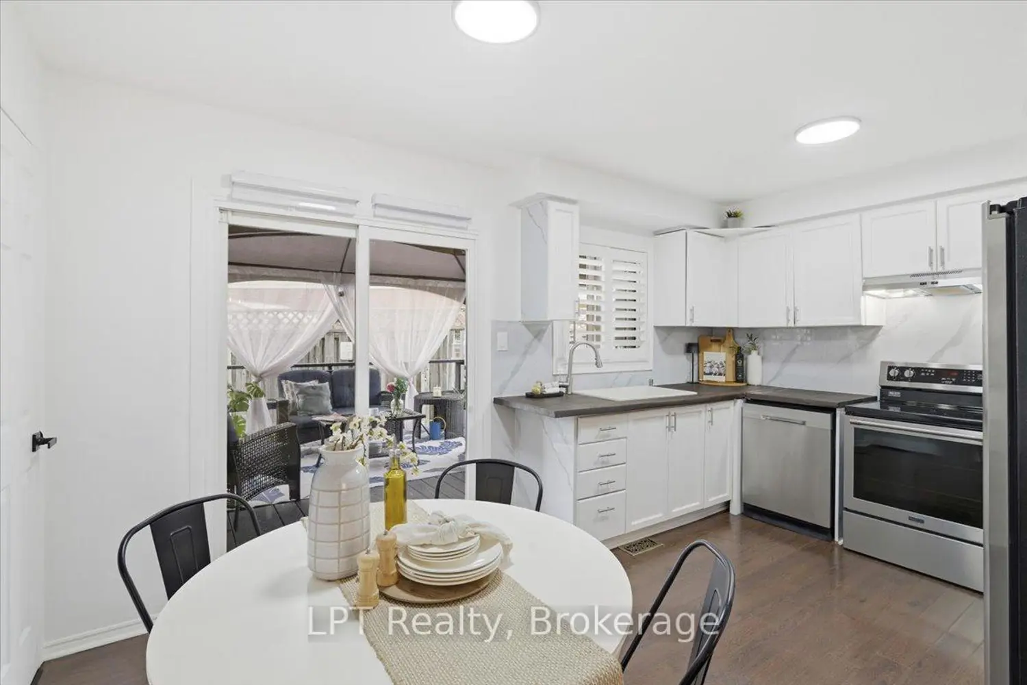 831 Lavis Street photo 2
