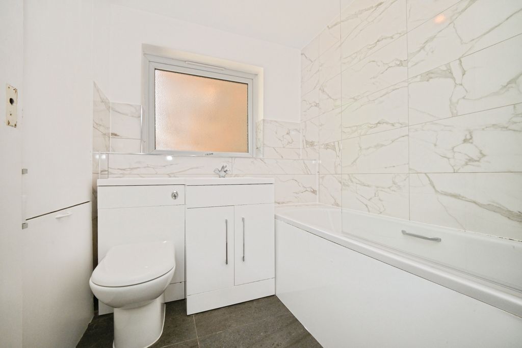 Additional image 11 of 2 bed flat for saleLampits, Hoddesdon EN11