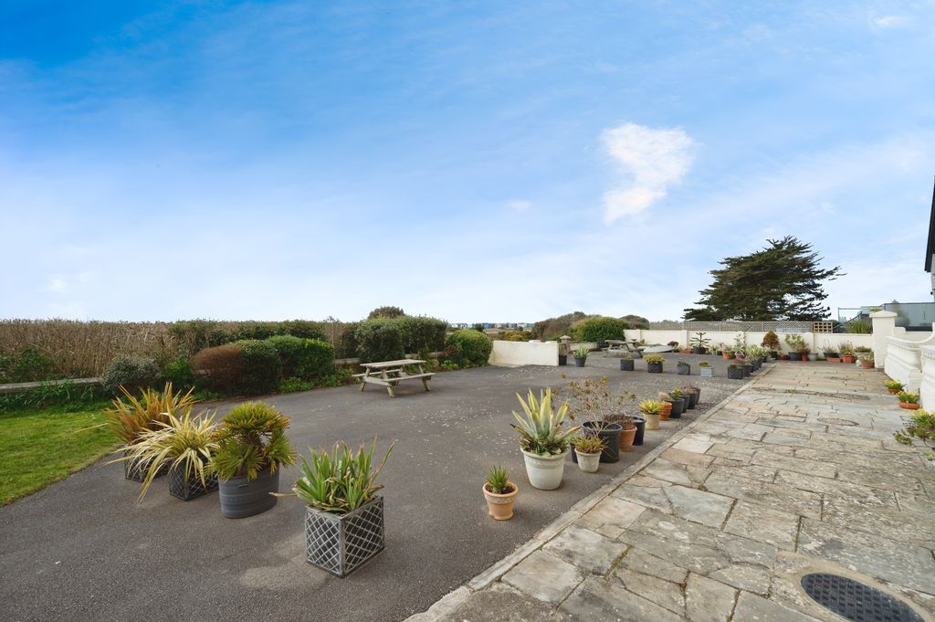 Additional image 10 of 3 bed flat for saleSea Front, Hayling Island, Hampshire PO11