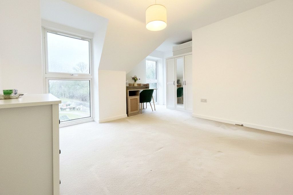 Additional image 10 of 2 bed flat for saleStation Road, Hook, Hampshire RG27