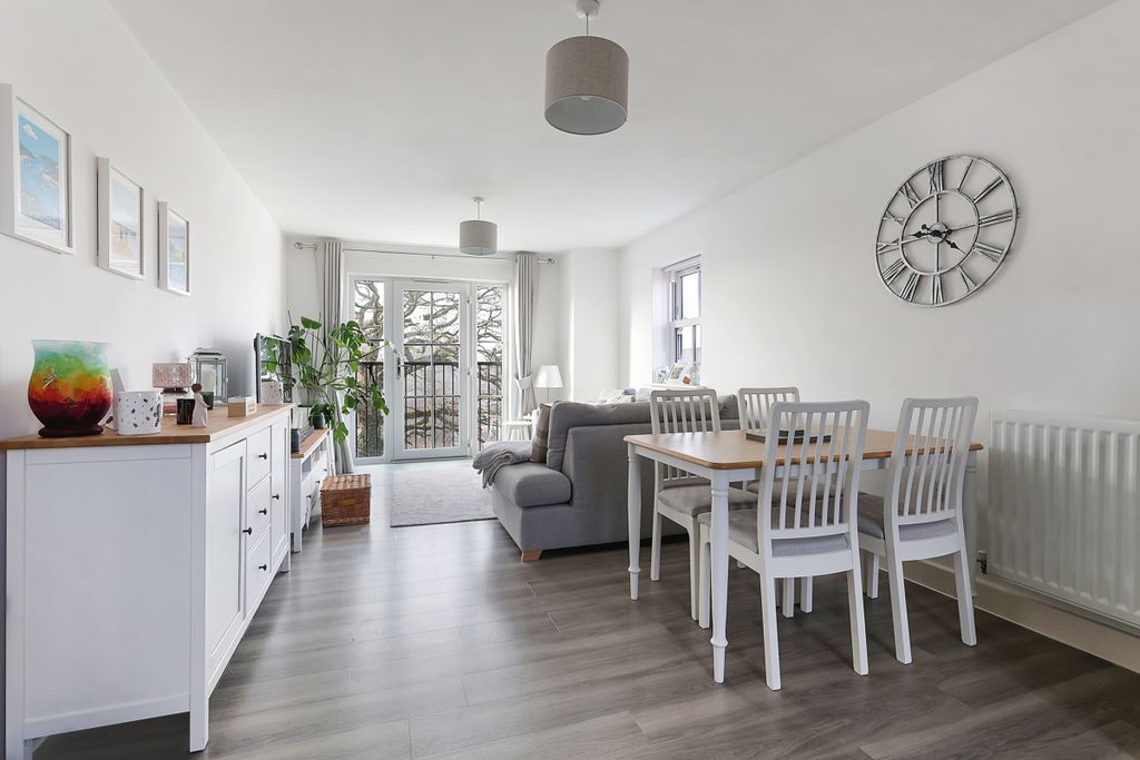 2 bed flat for saleWebber Street, Horley, Surrey RH6