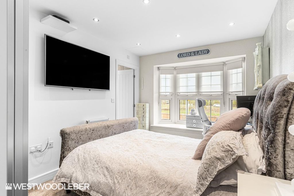 Additional image 8 of 2 bed flat for saleMoye Close, Hoddesdon EN11