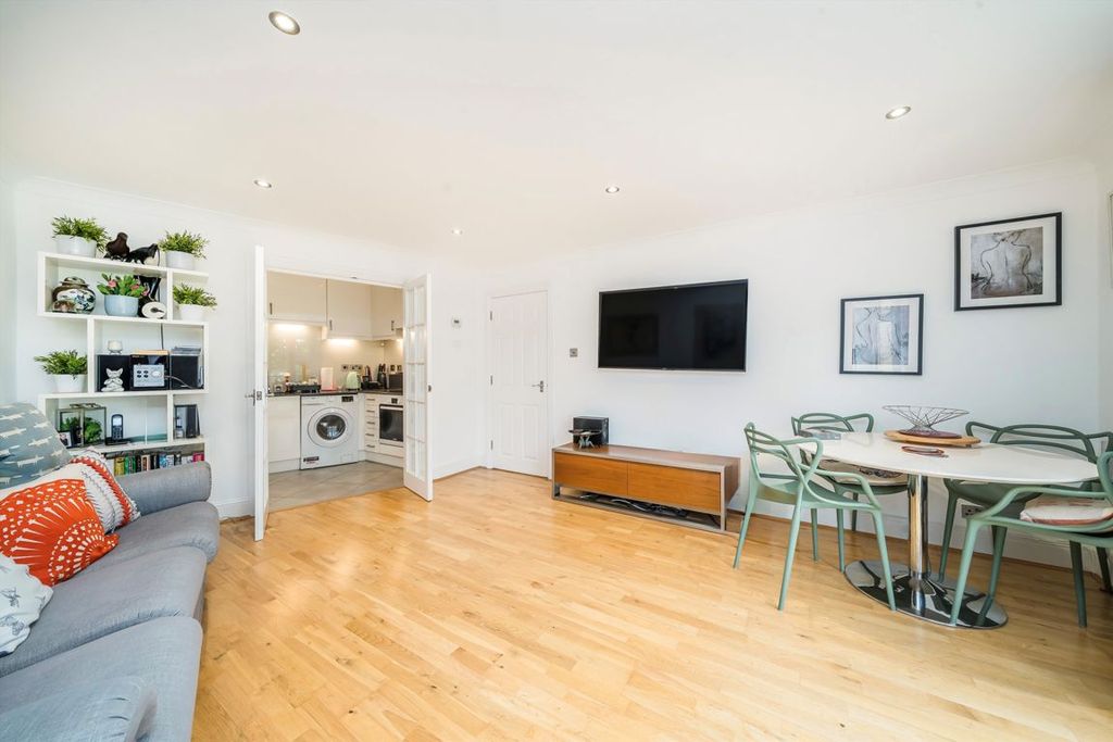 2 bed flat for saleDeerhurst Crescent, Hampton Hill TW12 photo 3