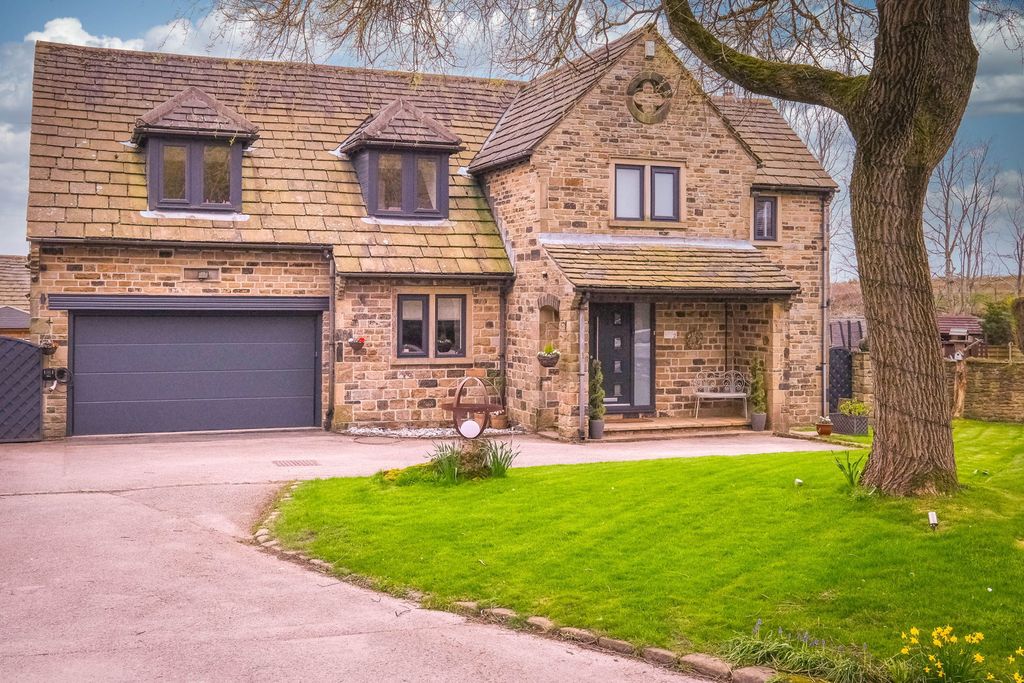 5 bed detached house for saleLumbrook Close, Northowram HX3