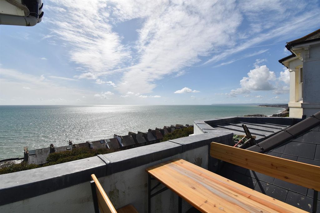 2 bed flat for saleWest Hill Road, St. Leonards-On-Sea TN38 photo 2