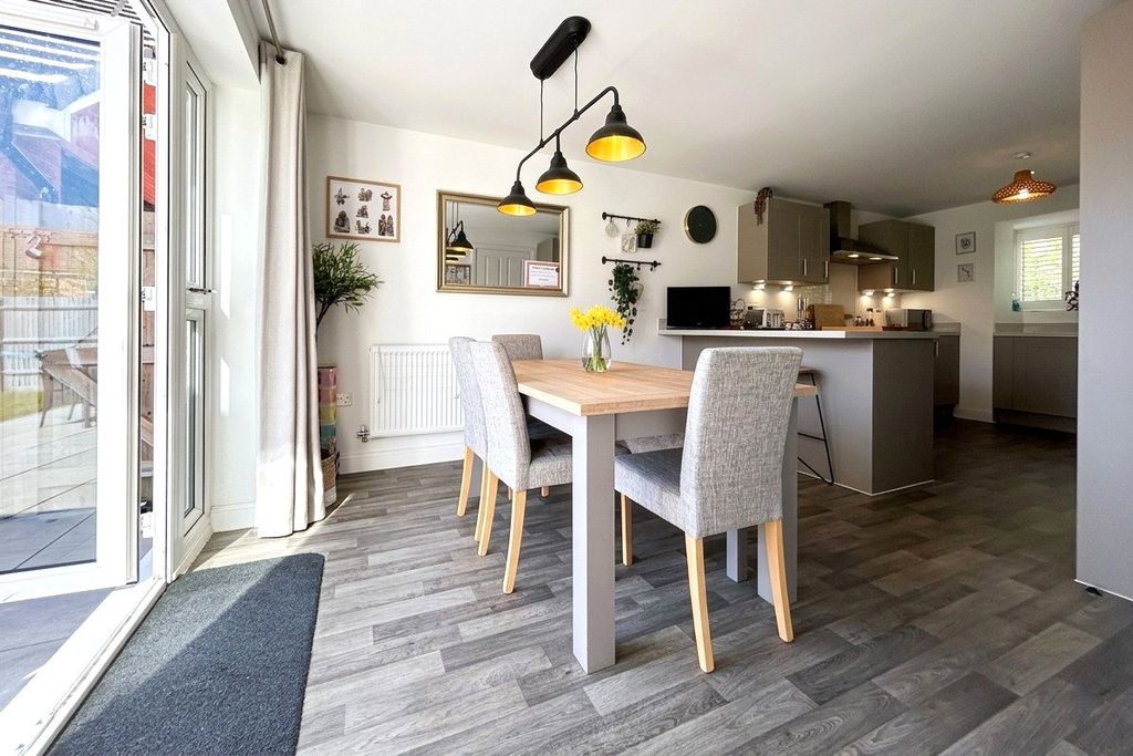 Additional image 6 of 5 bed detached house for saleViney Close, Hook, Hampshire RG27