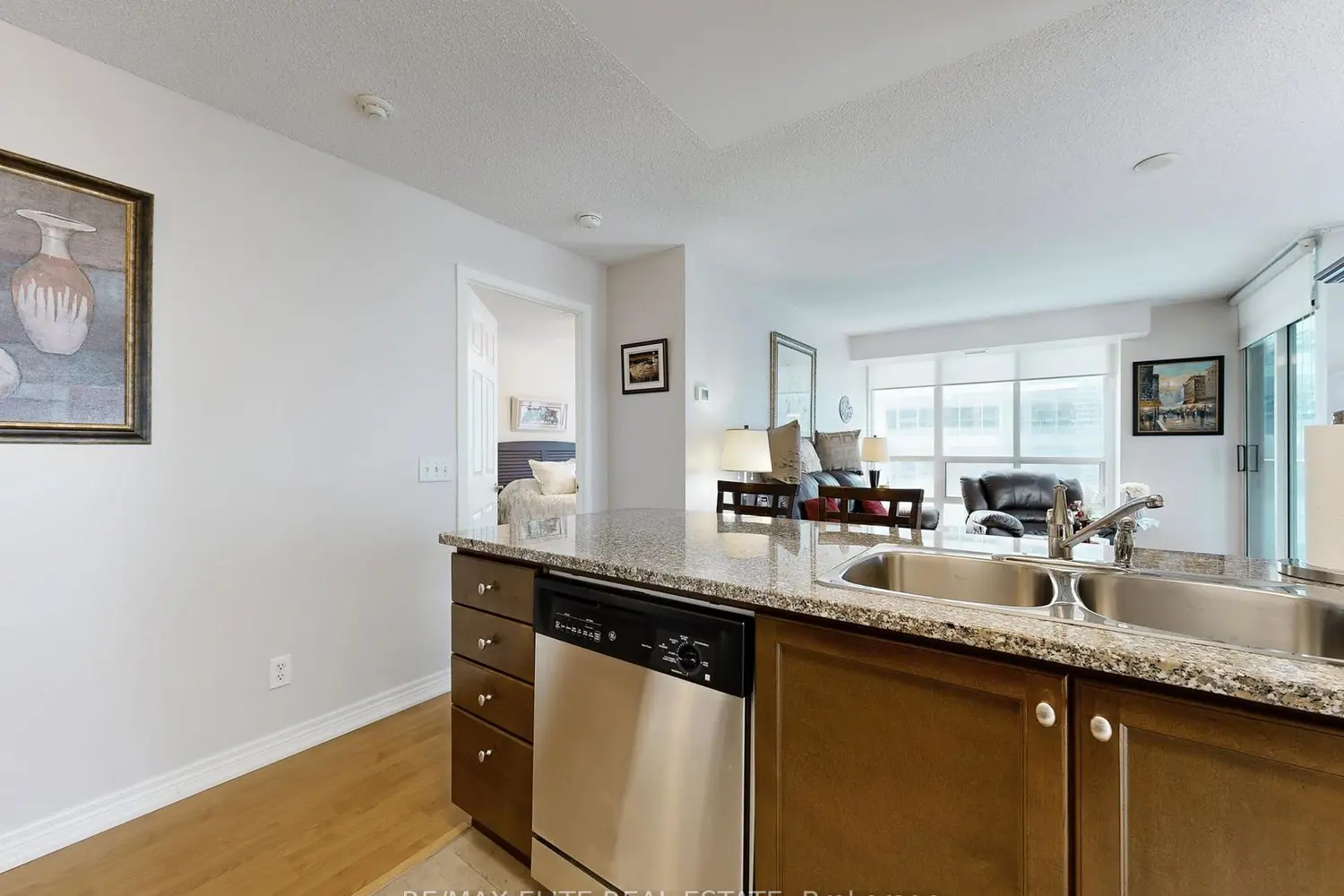 Additional image 13 of 30 Grand Trunk Crescent 1806