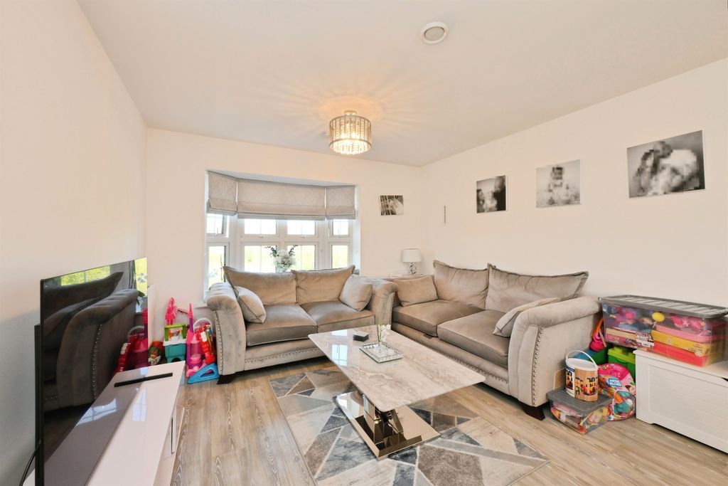 Additional image 10 of 2 bed flat for saleMoye Close, Hoddesdon EN11