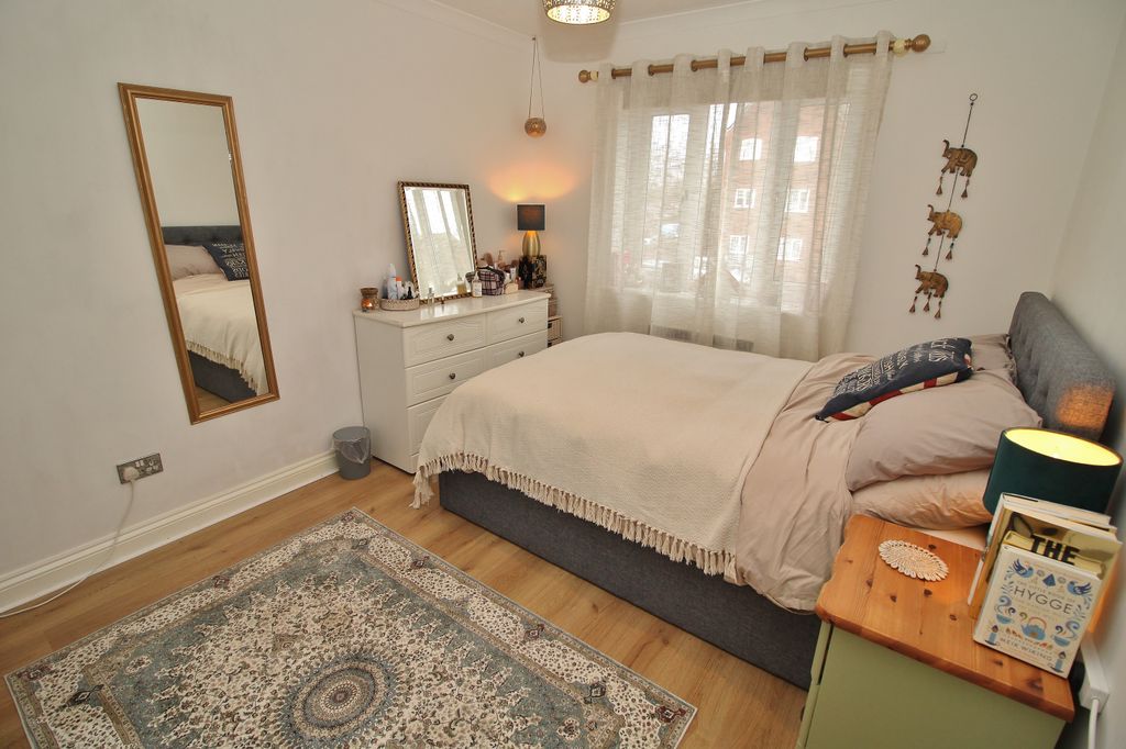 Additional image 6 of 2 bed flat for saleEmpire Court, East Street, Havant PO9