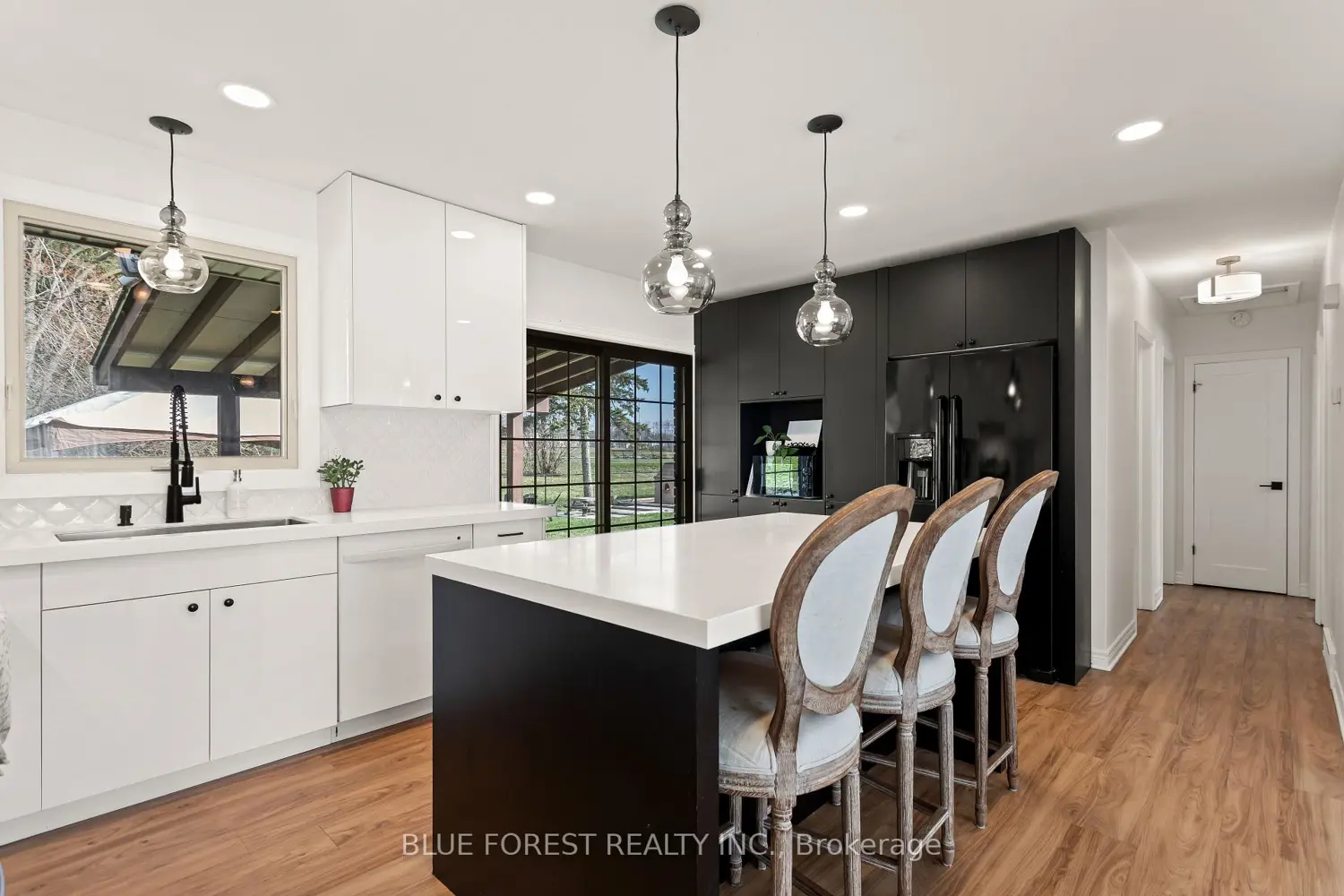 6742 James Street photo 5