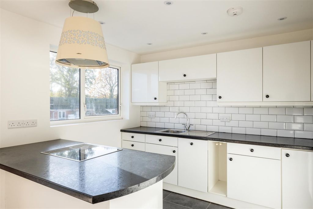 3 bed flat for saleKipling Court, Haywards Heath RH16 photo 2