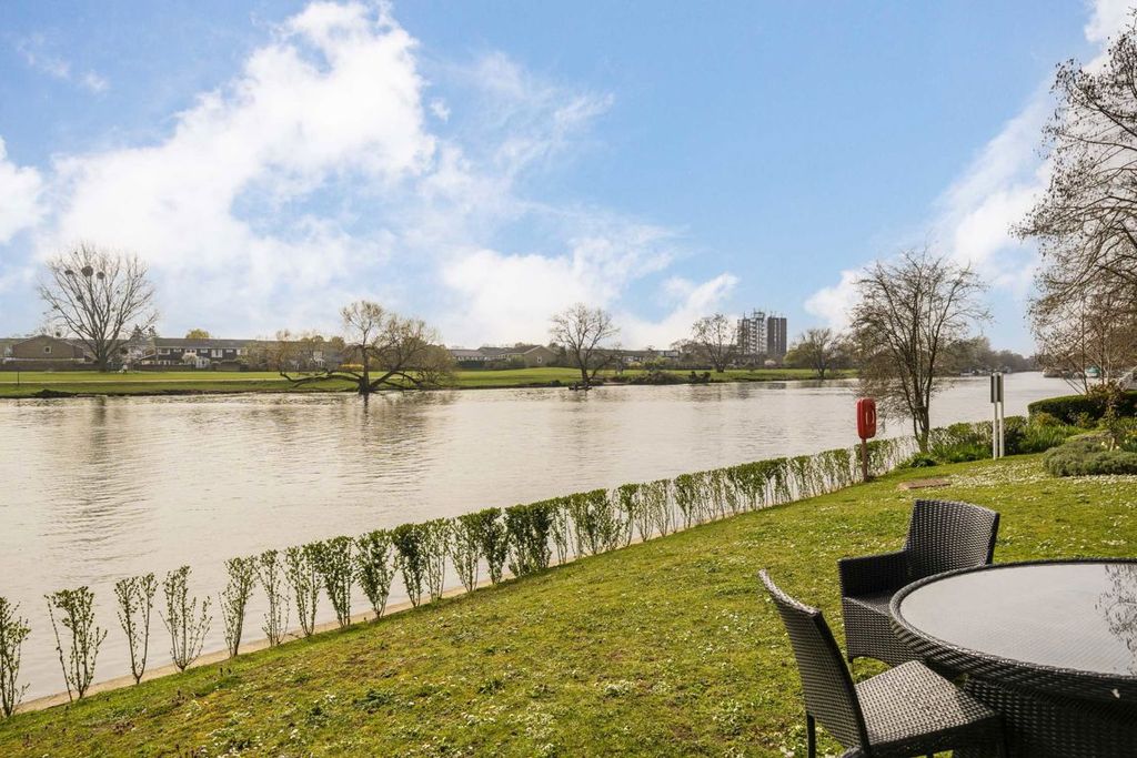 2 bed flat for saleThames Close, Hmpton TW12 photo 2