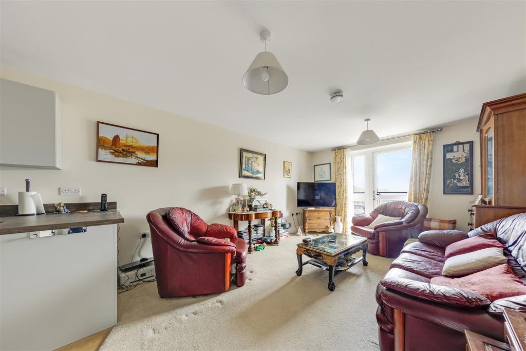 2 bed flat for saleStation Road, Hook RG27 photo 2