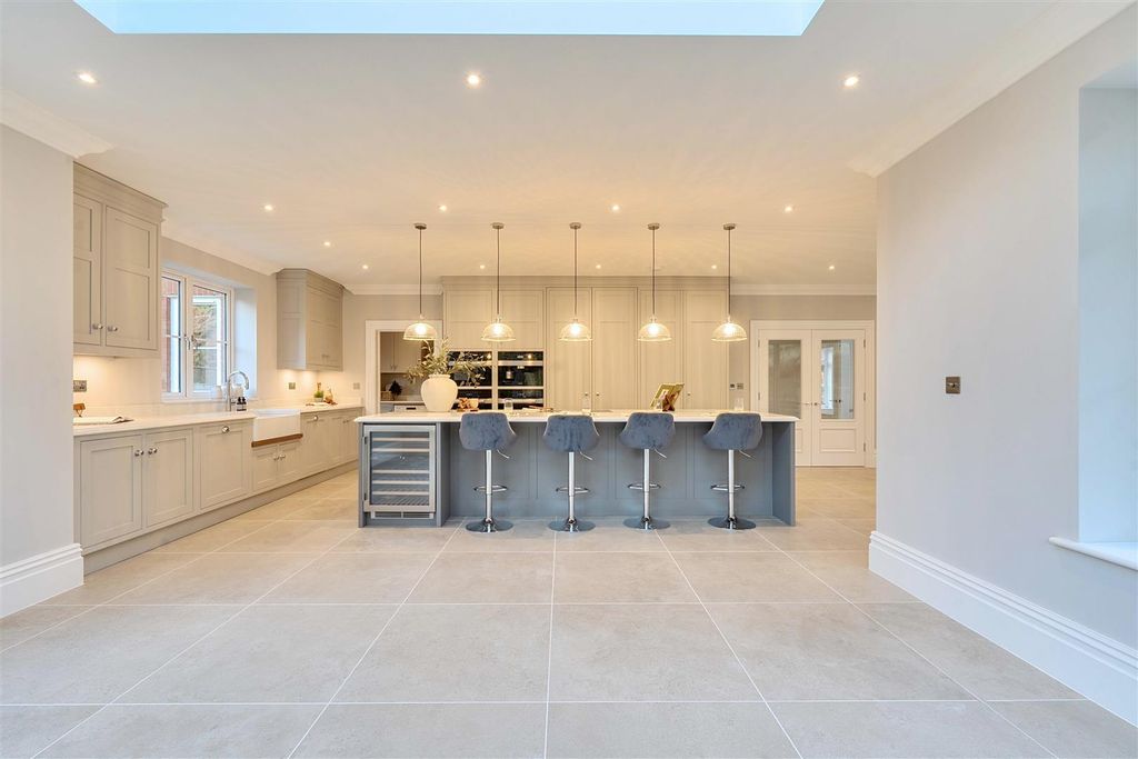 5 bed detached house for saleCritchmere Hill, Haslemere GU27 photo 3