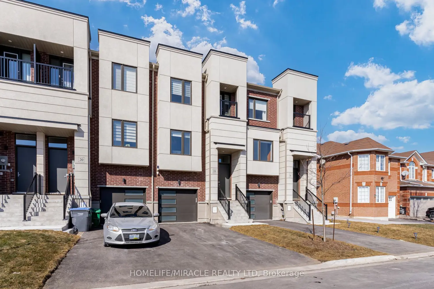 18 Queensland Crescent photo 3