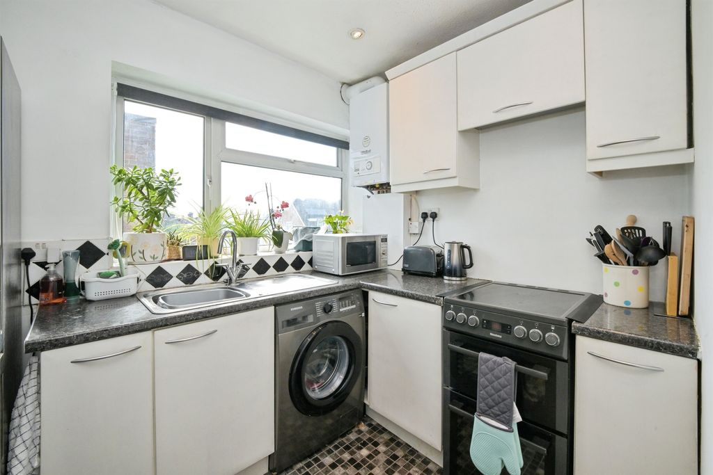 Additional image 3 of 2 bed flat for salePark View, Hoddesdon EN11