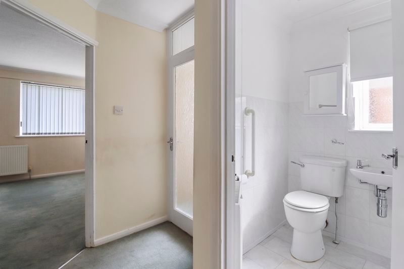 2 bed flat for saleYork Road, Rayleigh SS6 photo 4