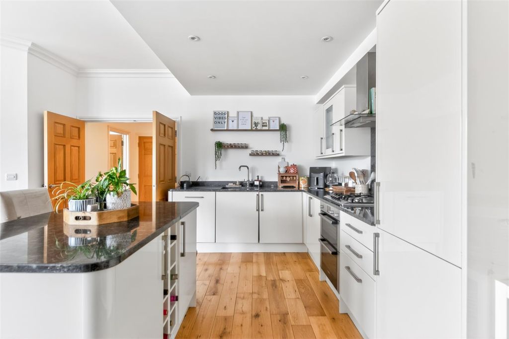 2 bed flat for saleCarfax, Horsham RH12 photo 4