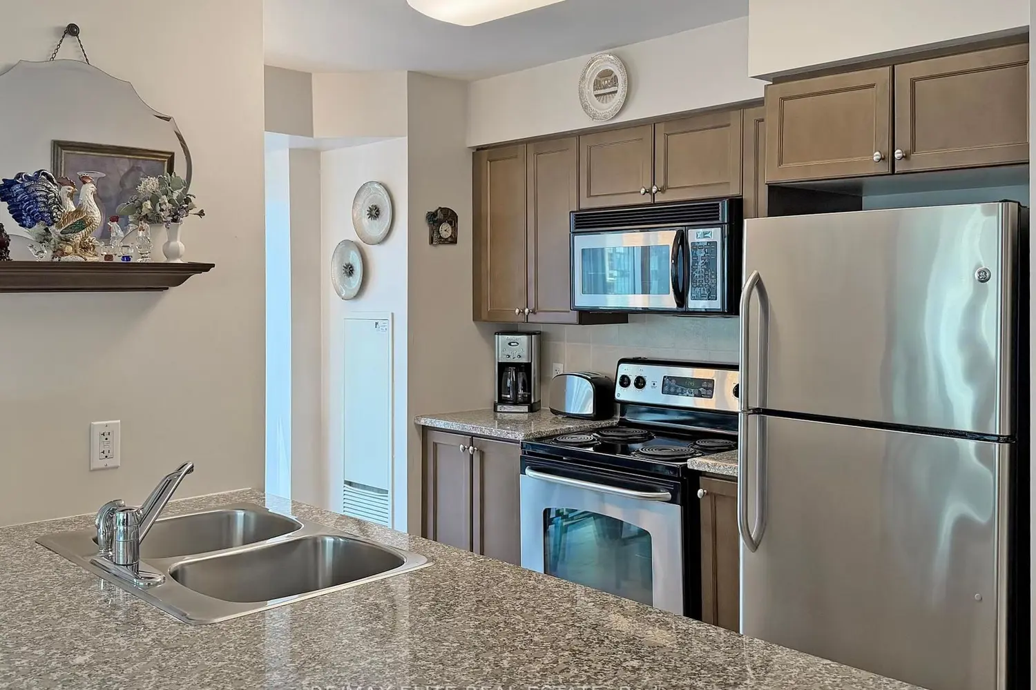 Additional image 14 of 30 Grand Trunk Crescent 1806