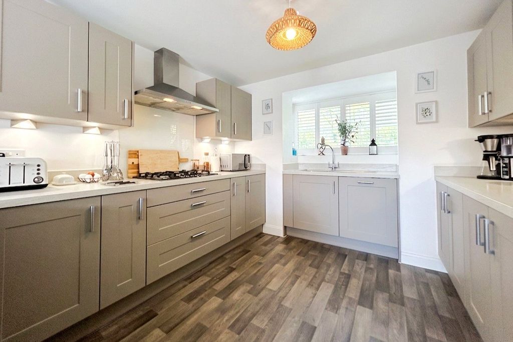 Additional image 13 of 5 bed detached house for saleViney Close, Hook, Hampshire RG27