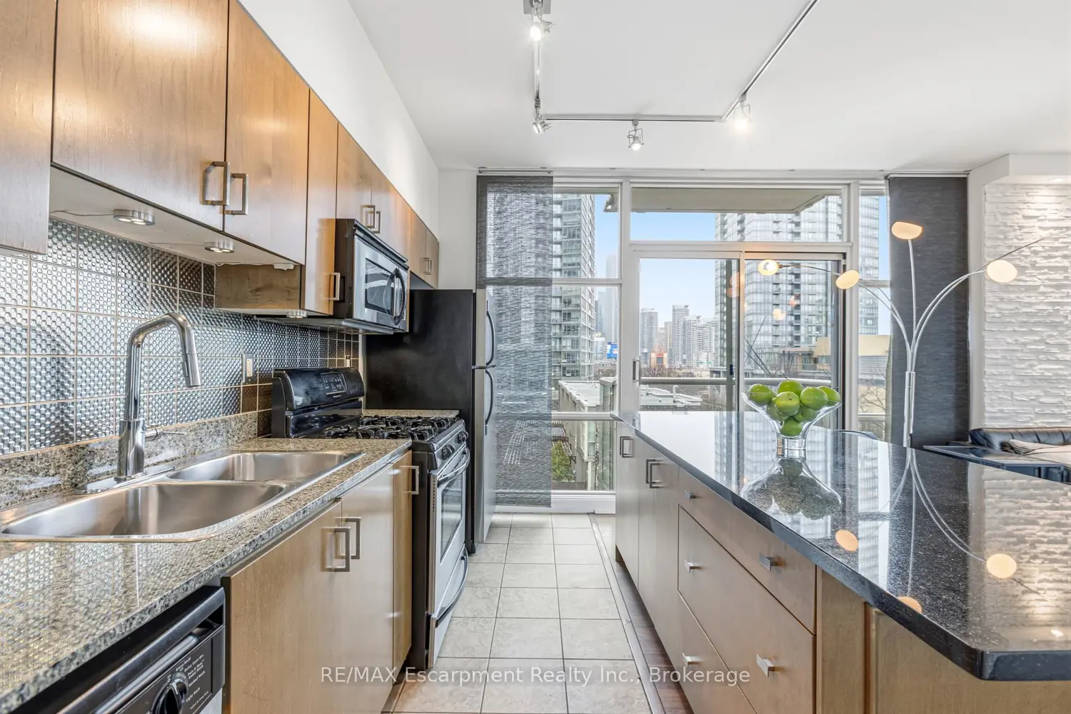 9 Spadina Avenue 303