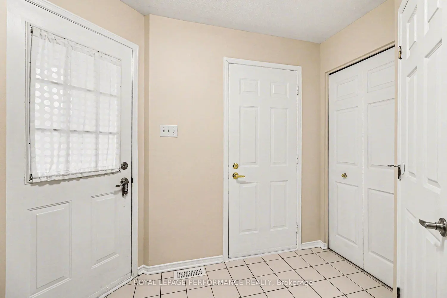 897 Paradise Crescent photo 3