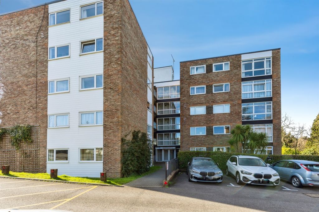 3 bed flat for salePaddockhall Road, Haywards Heath RH16