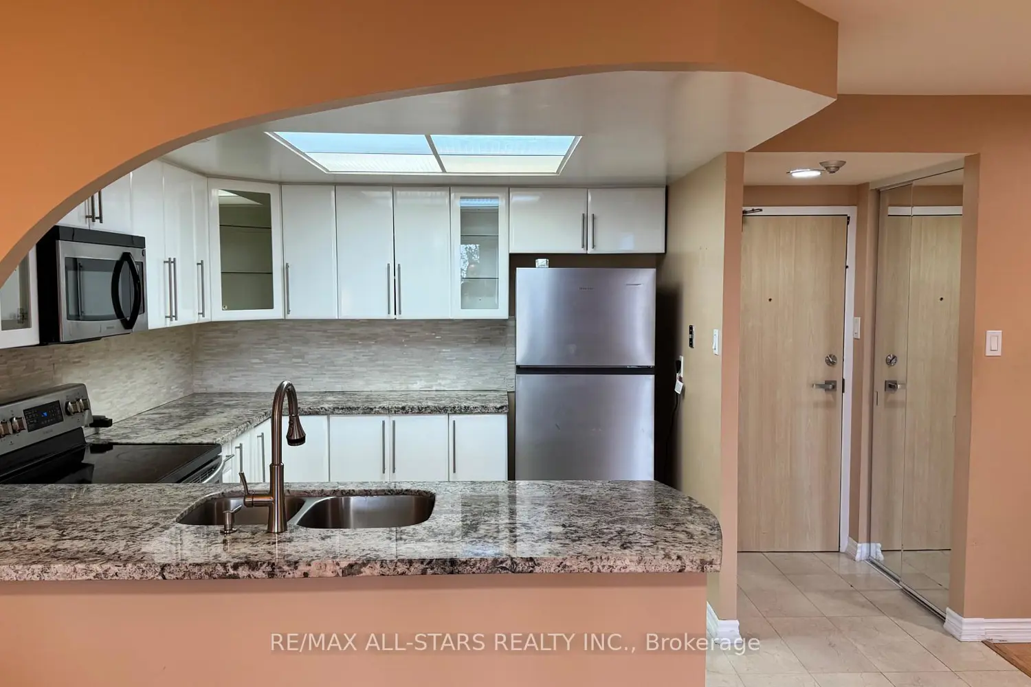 7601 Bathurst Street 402 photo 5