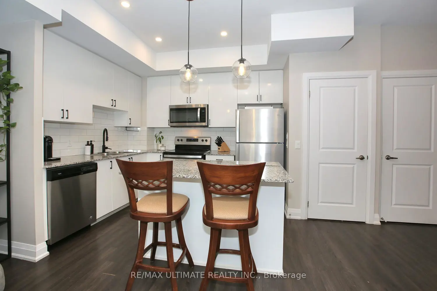 52 Coles Avenue E403 photo 3