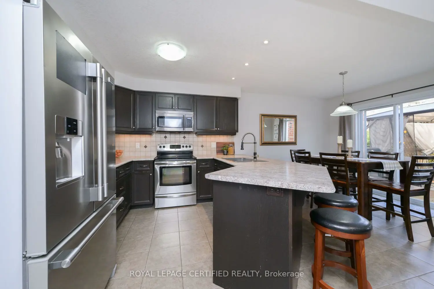 102 Oakes Crescent photo 4