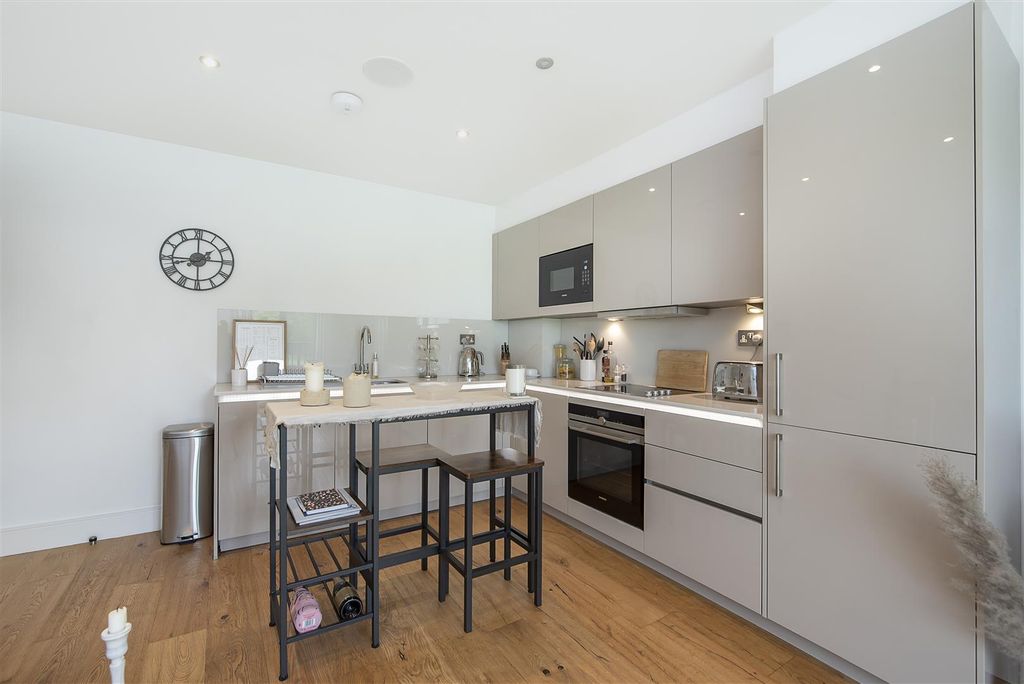 Additional image 4 of 2 bed flat for saleLuton Road, Harpenden AL5
