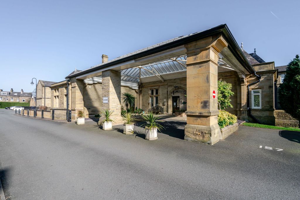 1 bed flat for sale7 Whitaker House Apartments, Charlotte Close, Halifax HX1