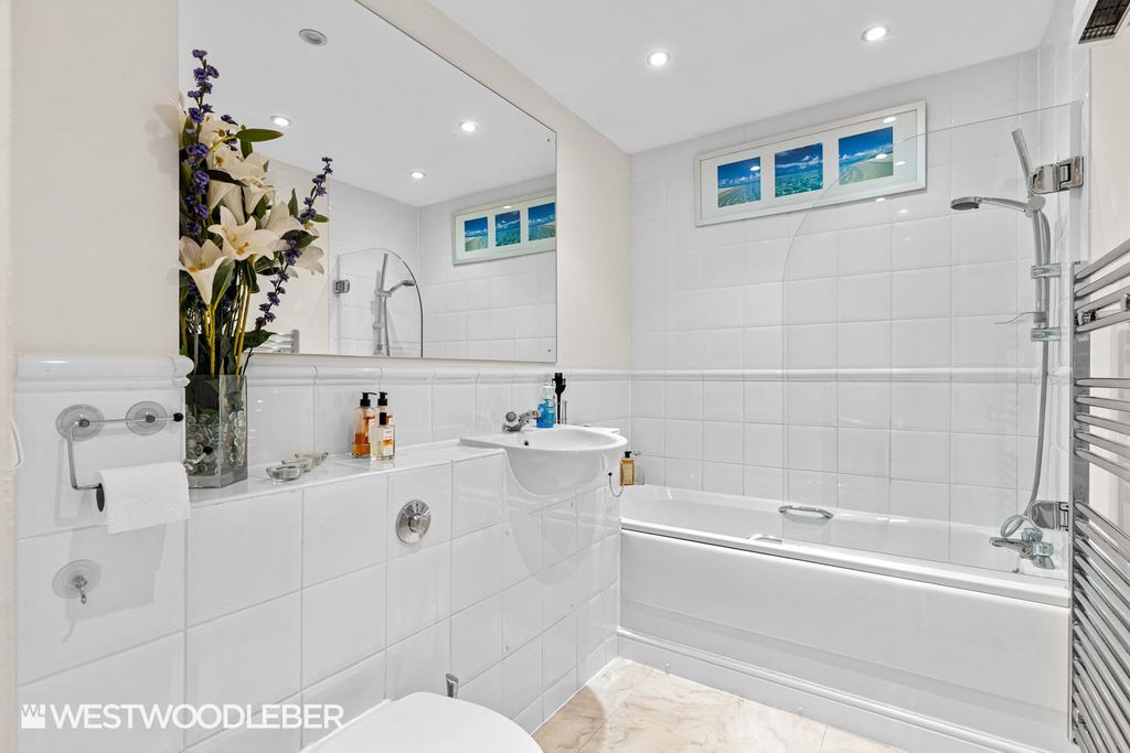 Additional image 8 of 3 bed flat for salePlomer Avenue, Hoddesdon EN11