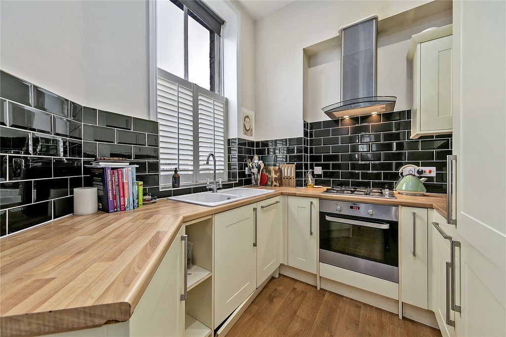 2 bed flat for saleStation Road, Hampton TW12 photo 4