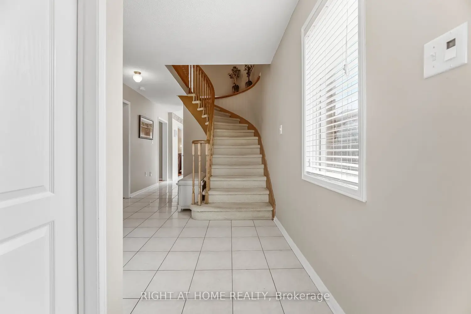 5956 Dalebrook Crescent photo 3
