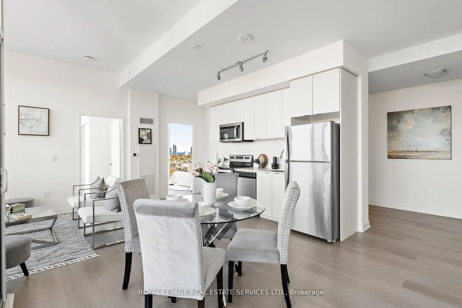 859 The Queensway 720 photo 4