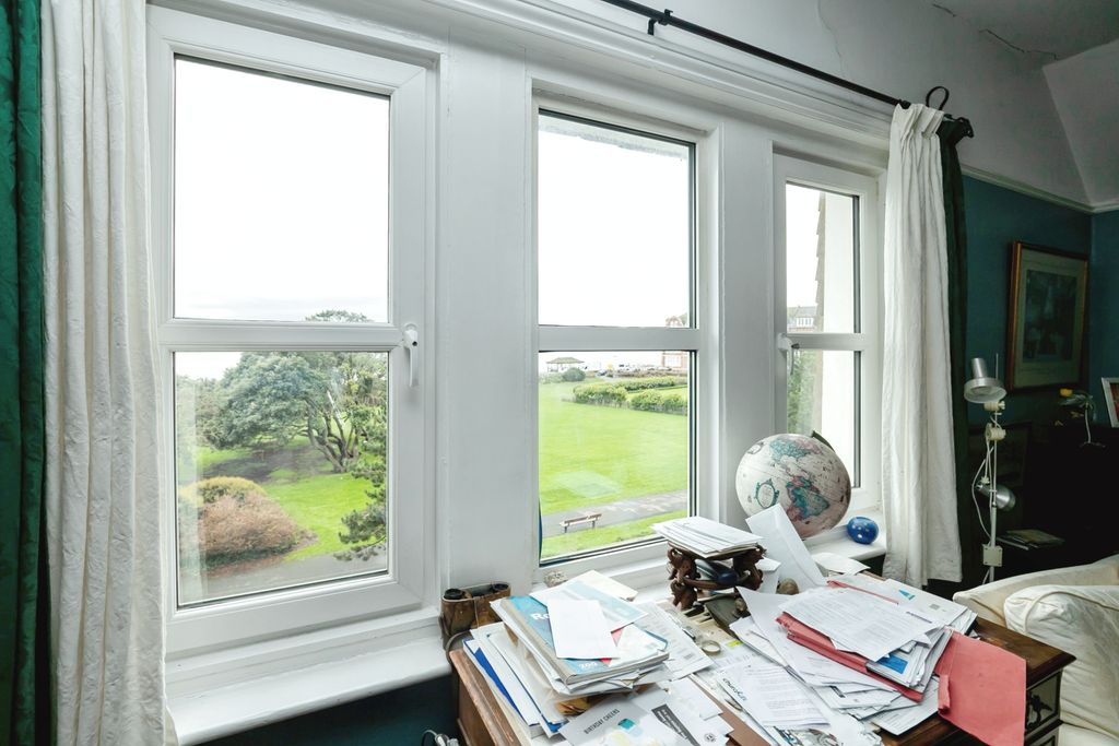 3 bed flat for saleGrosvenor Crescent, St. Leonards-On-Sea TN38 photo 4