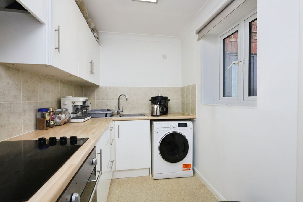1 bed flat for saleStonegate Way, Heathfield TN21 photo 4