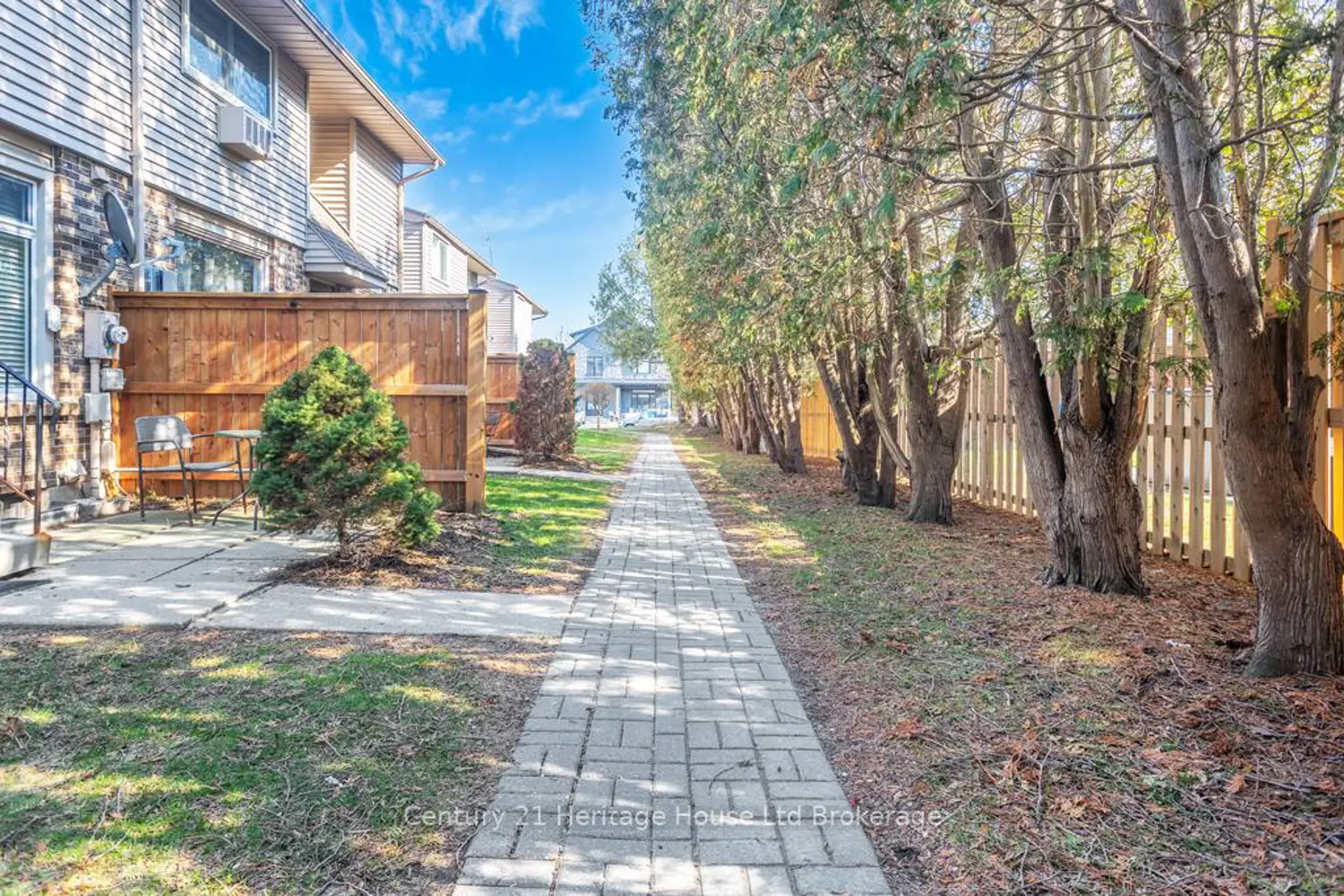 1 Lamers Court 18 photo 4