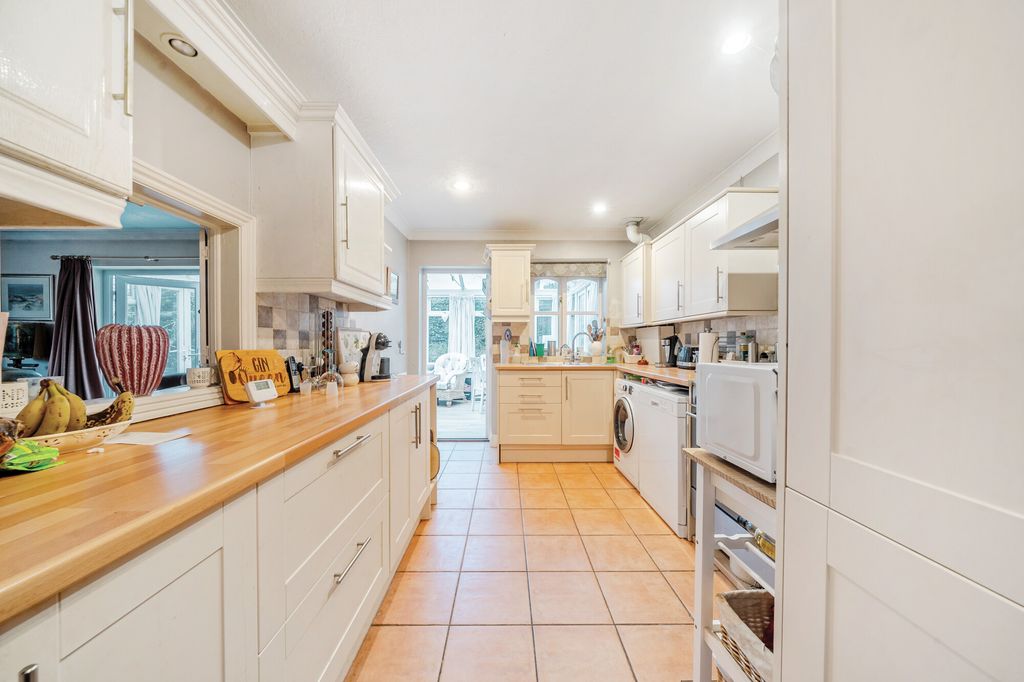 3 bed detached house for saleCherrylands Close, Haslemere GU27 photo 4