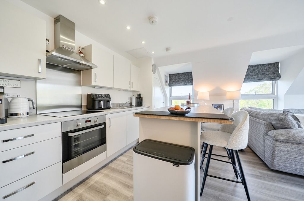 Additional image 15 of 2 bed flat for saleStation Road, Hook, Hampshire RG27