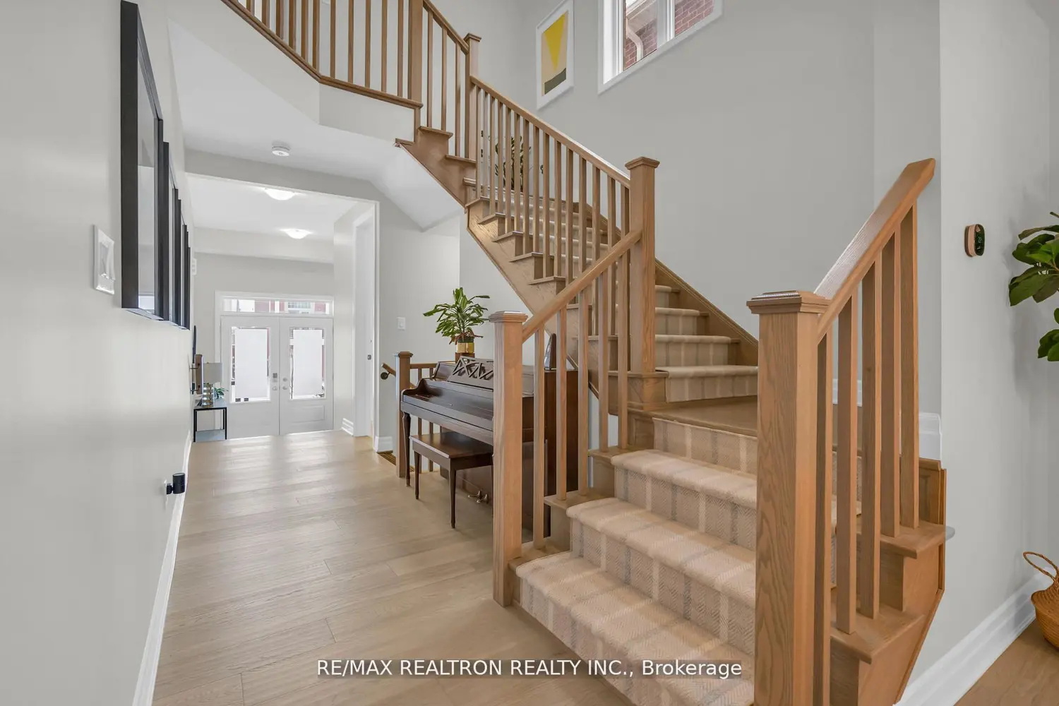 669 Newlove Street photo 3
