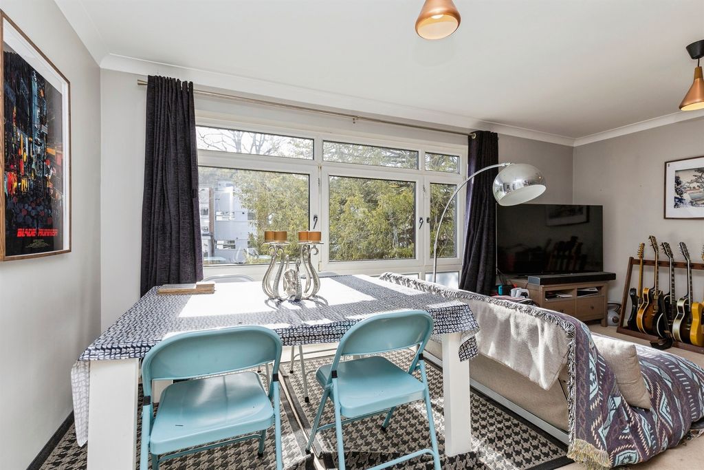 3 bed flat for salePaddockhall Road, Haywards Heath RH16 photo 5