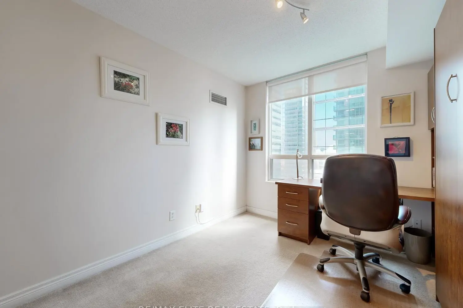 Additional image 12 of 30 Grand Trunk Crescent 1806