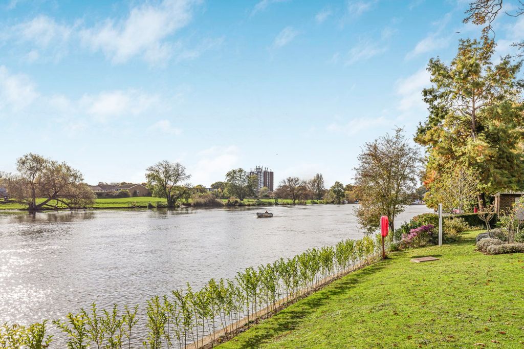 Additional image 13 of 2 bed flat for saleThames Close, Hampton, Middlesex TW12