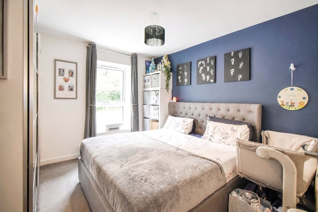 Additional image 4 of 2 bed flat for saleStation Road, Hook, Hampshire RG27